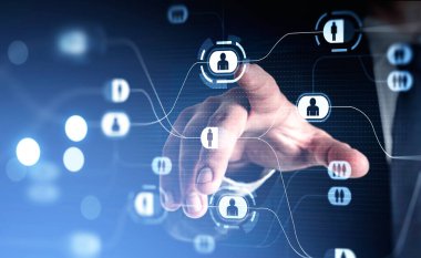 Resmi takım elbise giyen bir işadamı dijital ekranla yeni adayın sosyal medya simgesine parmak ucuyla dokunuyor. Ön plandaki insan simgelerinin hologram çizimi. Dijital teknoloji ile iletişim