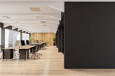 Çalışma odasının içinde kombine ofis masaları, yuvarlanan sandalyeler, iki bitki, panoramik manzara, ahşap döşeme ve boş siyah duvar var. Modern ofis tasarımı kavramı. 3d oluşturma