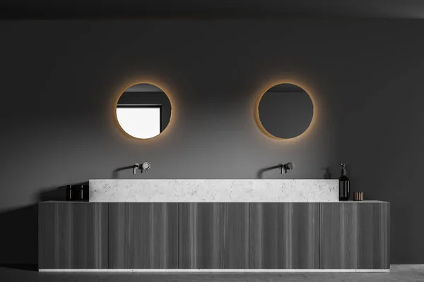 Yüzen Lavabosu Olan Koyu Gri Banyo Duvarındaki Yuvarlak Aynalar Tasarım — Stok fotoğraf