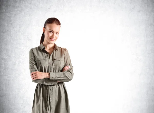 Atractiva Joven Mujer Negocios Con Vestido Beige Queda Delante Pared — Foto de Stock