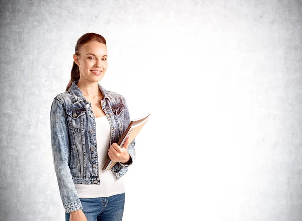 Lachend Studentmeisje Wit Shirt Een Spijkerjasje Met Notitieboekjes Dromen Stage — Stockfoto