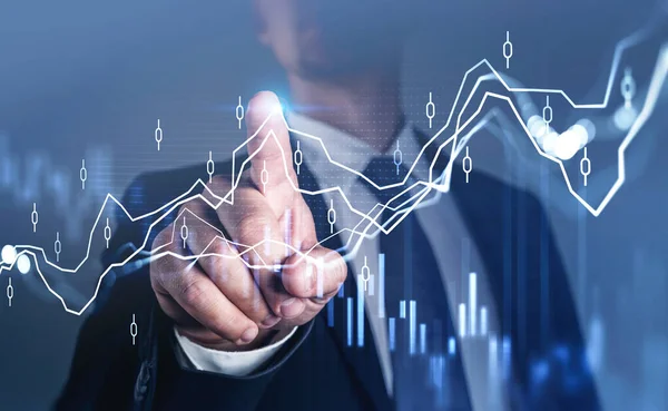 正式なスーツを着たビジネスマンが指でグラフに触れている 背景にはオフィスがぼやけている 前景の金融チャート 成功した取引戦略の概念 — ストック写真