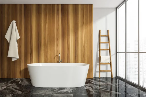 Interior Banheiro Brilhante Com Banheira Parede Madeira Toalha Escada Janela — Fotografia de Stock