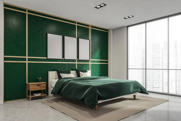 现代公寓卧室墙上的三面白色横幅 是用孔雀石绿色设计的 室内有全景窗 床头柜 米黄色地毯和水泥地板 角落的观点 3D渲染 — 图库照片