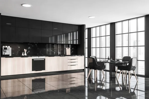 Interiér Temné Kuchyně Stolem Čtyřmi Židlemi Velkými Panoramatickými Okny Výhledem — Stock fotografie