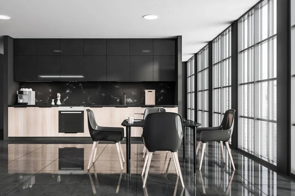 İçi masa, dört sandalye, şehir gökdeleni manzaralı büyük panoramik pencereler, elektrikli fırın ve fayans zemini olan karanlık mutfak odası. Minimalist İskandinav tasarımı kavramı. Model yap. 3d hazırlayıcı