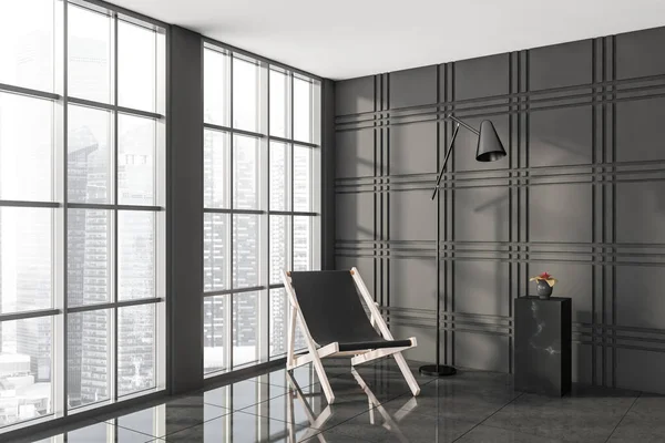 快適な木製の椅子 都市の超高層ビルの景色を望むパノラマの窓 タイルの床と白い壁 ランプと観葉植物と暗いリビングルームのインテリア ミニマルデザインのコンセプト 3Dレンダリング — ストック写真