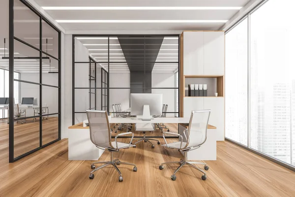 Büroausstattung Mit Drei Rollstühlen Schreibtisch Schrank Schwarz Gerahmten Glaswänden Led — Stockfoto