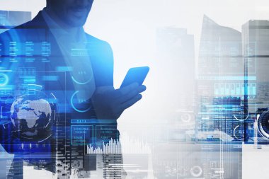 Resmi takım elbiseli bir işadamı akıllı telefonda dünya, bar ve turta diyagramlarıyla dijital arayüz hologramıyla yazı yazıyor. Arka planda Singapur gökdelenleri var. Bulut veri depolama kavramı