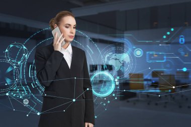 Resmi takım elbiseli çekici iş kadını akıllı telefonla konuşuyor. Ön plandaki dünya ile dijital arayüz hologramı. Ofis arka planda. Gelecekteki teknolojiler kavramı