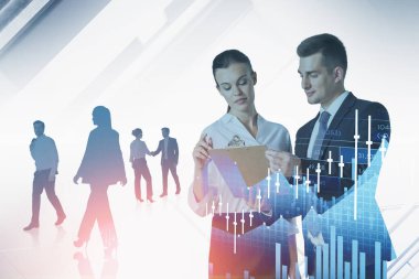 Bir grup iş adamı, şirketleri için en iyi sonuçları elde etmek için birlikte çalışırlar. Düşünceli bir iş kadını ve gülümseyen bir işadamı bir pano tutuyor. Takım çalışması, ağ ve iletişim kavramı