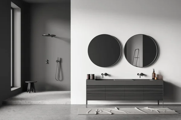 深灰色口音虚荣 白色浴室墙壁和淋浴区两面镜子 风格简约 具有现代室内设计理念的趋势室内设计 3D渲染 — 图库照片