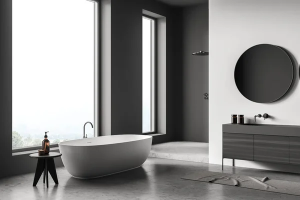 灰色浴室内部与简约的概念 有椭圆形浴缸 淋浴区 虚荣与圆形设计镜子和大理石地板 3D渲染 — 图库照片