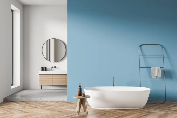 Interior Baño Blanco Azul Con Bañera Ovalada Taburete Toallero Tendencia —  Fotos de Stock