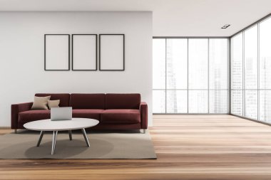 Minimalist panoramik oturma odasında koyu kırmızı kanepeli üç poster, kahve masalı beyaz duvarlar, bej halı ve ahşap döşeme. Modern apartman tasarımı kavramı. 3d oluşturma
