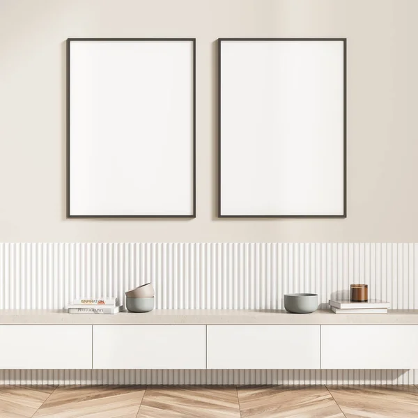 Zwei Weiße Poster Der Beigefarbenen Wand Des Wohnzimmers Mit Hängendem — Stockfoto