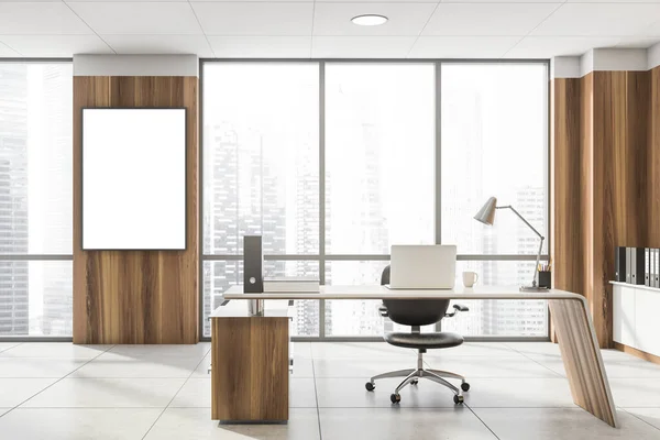 Kancelářský Interiér Prázdným Bílým Plakátem Panoramatickým Oknem Městským Mrakodrapem Laptopem — Stock fotografie