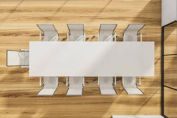 会议室内部的顶视图 白色的台面和9个网状钢制滚动椅 站在木制地板上 现代办公室设计的概念 3D渲染 — 图库照片