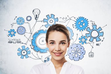 Beyaz gömlekli iş kadını, çark, ampul, takvim ve tokalaşma simgeleriyle beton duvarda renkli bir eskizin önünde duruyor. Yaratıcı iş fikri için düşünme kavramı