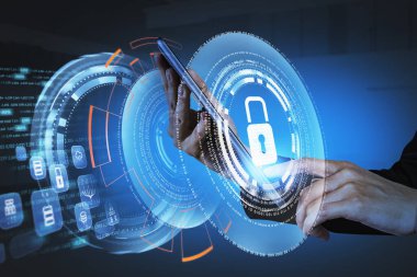 Resmi kıyafet giyen işadamı, asma kilit ikonuyla sanal arayüz tabletine dokunuyor. Koyu mavi arka plan. Bulut veri depolama ve bilgi güvenliği kavramı