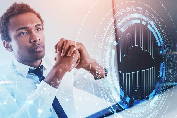 Hombre Negocios Afroamericano Con Camisa Blanca Está Mirando Computadora Portátil —  Fotos de Stock