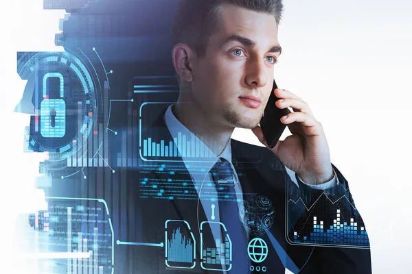 Resmi takım elbiseli iş adamı, akıllı telefonuyla dijital arayüz hologramı, asma kilit, bar diyagramı ve küreyle konuşuyor. Bilgi güvenliği ve bulut veri depolama kavramı