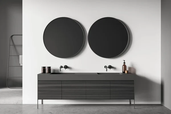 Dvě Zrcadla Marnivost Dvěma Umyvadly Bílé Stěny Sprchové Místnosti Šedým — Stock fotografie