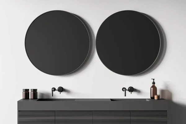两个圆形的镜子 虚荣与两个水槽和白色的墙壁为浴室内部 现代简约设计的概念 3D渲染 — 图库照片