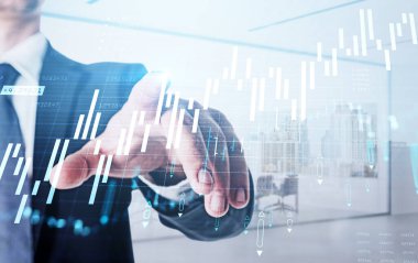 Resmi takım elbiseli bir iş adamı çalışma odasının içinde duruyor. Arka planda New York gökdeleni var. Finansal tablo ve grafik ön planda. Başarılı ticaret kavramı