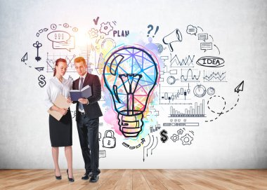 Resmi takım elbiseli iş adamı ve iş kadını elinde ampul, bar ve turta diyagramları, plan, çark, mesaj, para ve grafik simgeleriyle skeç önünde duruyorlar. Yaratıcı fikir kavramı