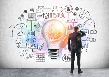 Resmi takım elbiseli ve renkli çizimli bir iş adamı ampul, bar ve pasta diyagramları, beyin, tokalaşma, takım çalışması, plan, bulut veri depolama, başarı. Yaratıcı fikir kavramı