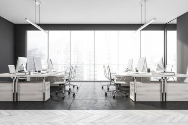 Singapur şehrinin gökdeleni, sekiz bilgisayarı, koltuğu, beyaz duvarı, beton zemini ve parke zemini olan panoramik pencereli karanlık ofis içi. Çalışma için uygun bir yer. 3d oluşturma