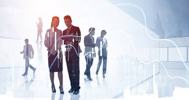 Resmi takım elbiseli bir iş adamı ve beyaz gömlekli bir iş kadını yeni çalışma stratejisini tartışıyor. Arka planda ofis işyeri var. Eski şamdan. Takım çalışması, işbirliği ve iletişim kavramı