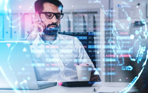 Uomo Affari Camicia Bianca Sta Parlando Smartphone Bevendo Caffè Lavoro — Foto Stock