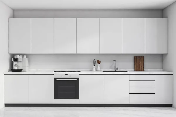 Nová Moderní Plně Bílá Kuchyň Jednoduchými Skříněmi Úzkými Zásuvkami Černými — Stock fotografie