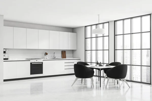 Ecke Der Panoramischen Weißen Küche Mit Einfachen Schränken Esstisch Mit — Stockfoto