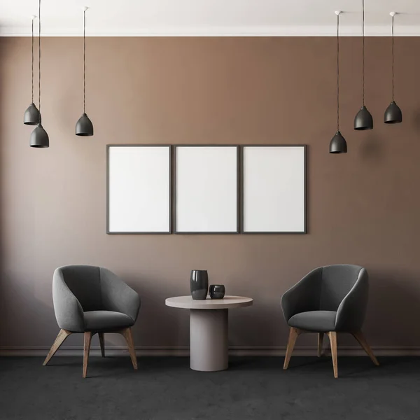 3つの白い空のポスター 快適なアームチェア コーヒーテーブルとコンクリートの床と暗いギャラリールームのインテリア 北欧ミニマルデザインのコンセプト モックアップ 3Dレンダリング — ストック写真