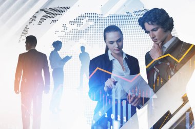 Bir grup iş adamı yeni çalışma stratejisini tartışmak için birlikte çalışıyor. Arka planda sanal küre. Finansal grafik ve şamdanlar ön planda. Takım çalışması, işbirliği ve iletişim kavramı