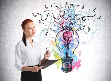 Renkli pembe, mavi ve sarı çizim. Ampul, oklar, çizgiler ve beton duvarda dişli tekerlekler var. Arka plandaki düşünceli iş kadını. Hayal gücü kavramı ve yaratıcı fikirler için ilham.