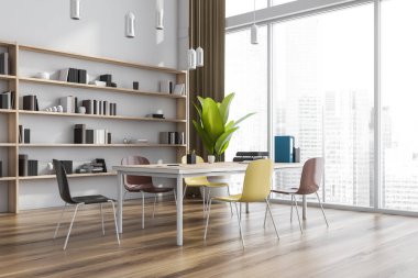 Modern ofis içinde bir işbirliği masası, parlak sandalyeler, kolye ışıkları, beyaz bir duvar, bir raf ve ahşap bir zemin. Modern ev ve ofis tasarımı kavramı. Köşe manzarası. 3d oluşturma