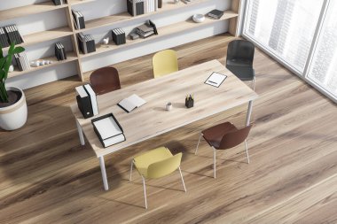 Modern panoramik iç mekanın köşesinde, personel tartışma masasının yanında parlak sandalyeler, beyaz bir duvar ve bir raf. Tahta döşeme. Yaratıcı ofis tasarımı kavramı. Üst Manzara. 3d oluşturma