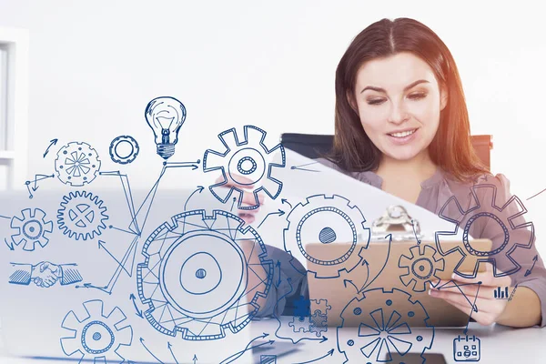 Mujer Negocios Vistiendo Está Sentado Sosteniendo Portapapeles Frente Computadora Portátil — Foto de Stock