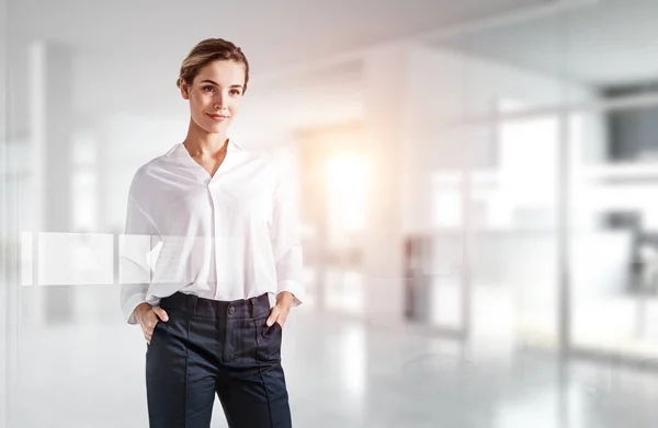 Νεαρή Ελκυστική Επιχειρηματίας Φορώντας Λευκή Μπλούζα Στέκεται Μέσα Στο Γραφείο — Φωτογραφία Αρχείου