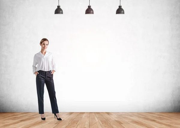 Atractiva Mujer Negocios Con Blusa Blanca Pantalones Azules Está Pie —  Fotos de Stock