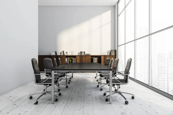 Panoramisch Wit Conferentieruimte Met Een Zwarte Tafel Rolstoelen Een Dressoir — Stockfoto