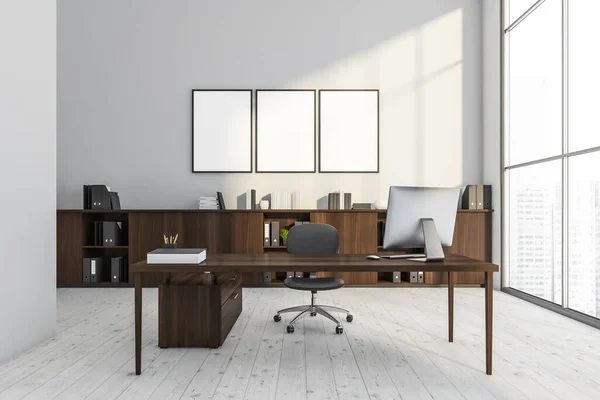 Trois Affiches Vides Intérieur Bureau Blanc Avec Bureau Bois Sombre — Photo