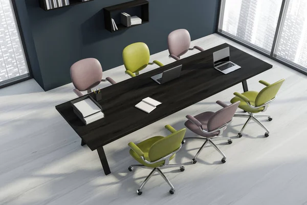 파노라마 모양의 회의실의 윗부분에는 보라색 사무실 모양의 바닥재가 디자인의 개념입니다 — 스톡 사진
