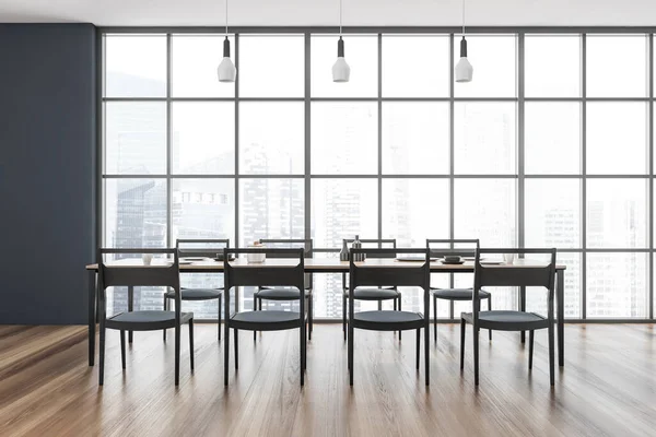 Panoramik Manzaralı Bir Yemek Odası Kolye Lambası Sekiz Sandalyeli Bir — Stok fotoğraf
