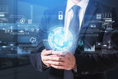 Resmi takım elbiseli bir iş adamı akıllı telefonu elinde tutuyor. Arka planında panoramik pencere olan ofis işyeri. Önplanda sanal küre, asma kilit ve bulut verileri ile dijital arayüz