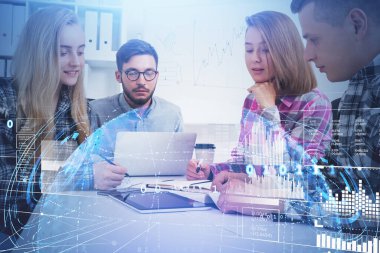 Bir grup iş adamı yeni çalışma stratejisini tartışmak için birlikte çalışıyor. Bilgisayarı, akıllı telefonu ve tableti olan bir ofis. Sanal kürenin dijital arayüzü. Takım çalışması kavramı